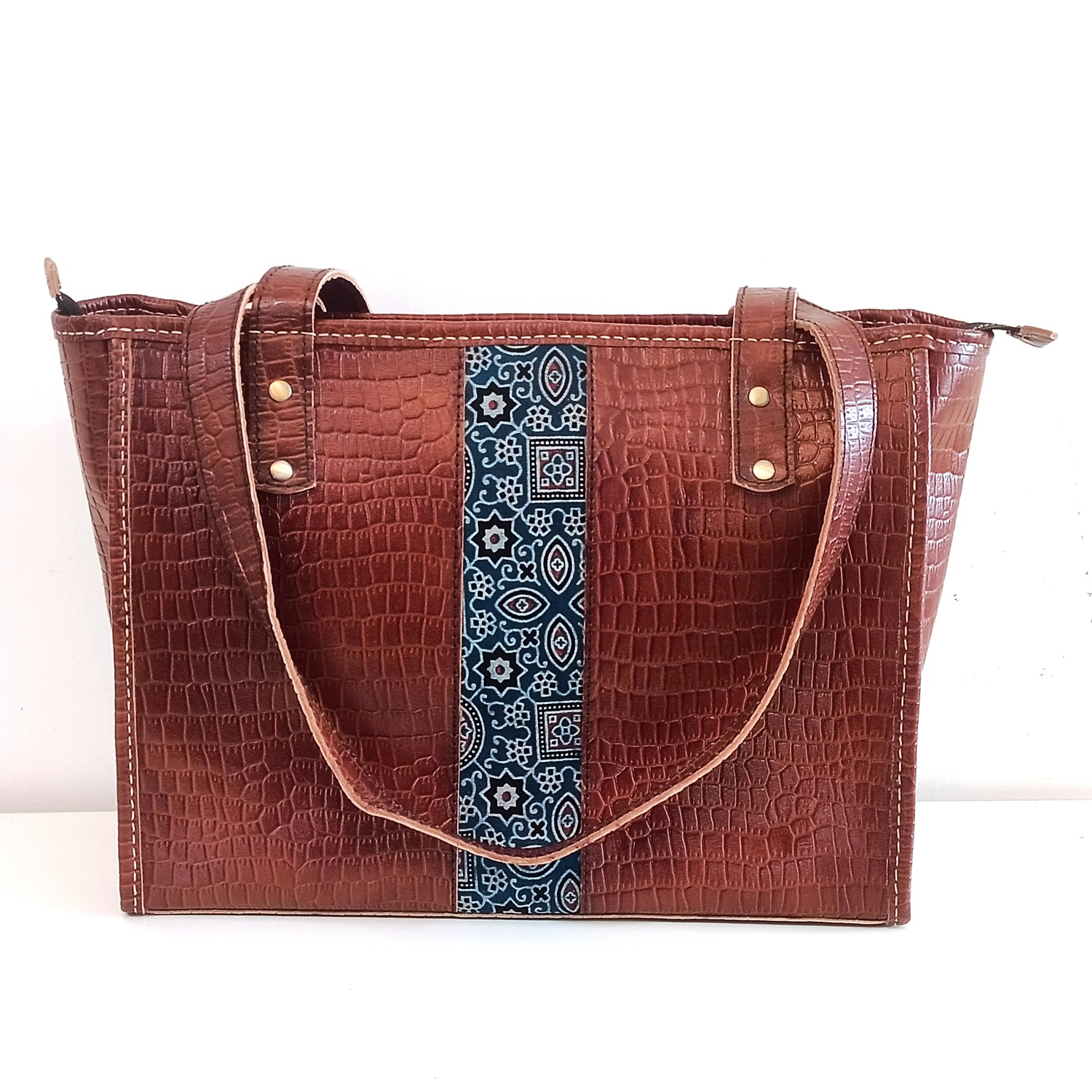 Modern Brown And Black Ladies Leather Handbag at Rs 1900 in Ahmedabad | ID:  23041652633